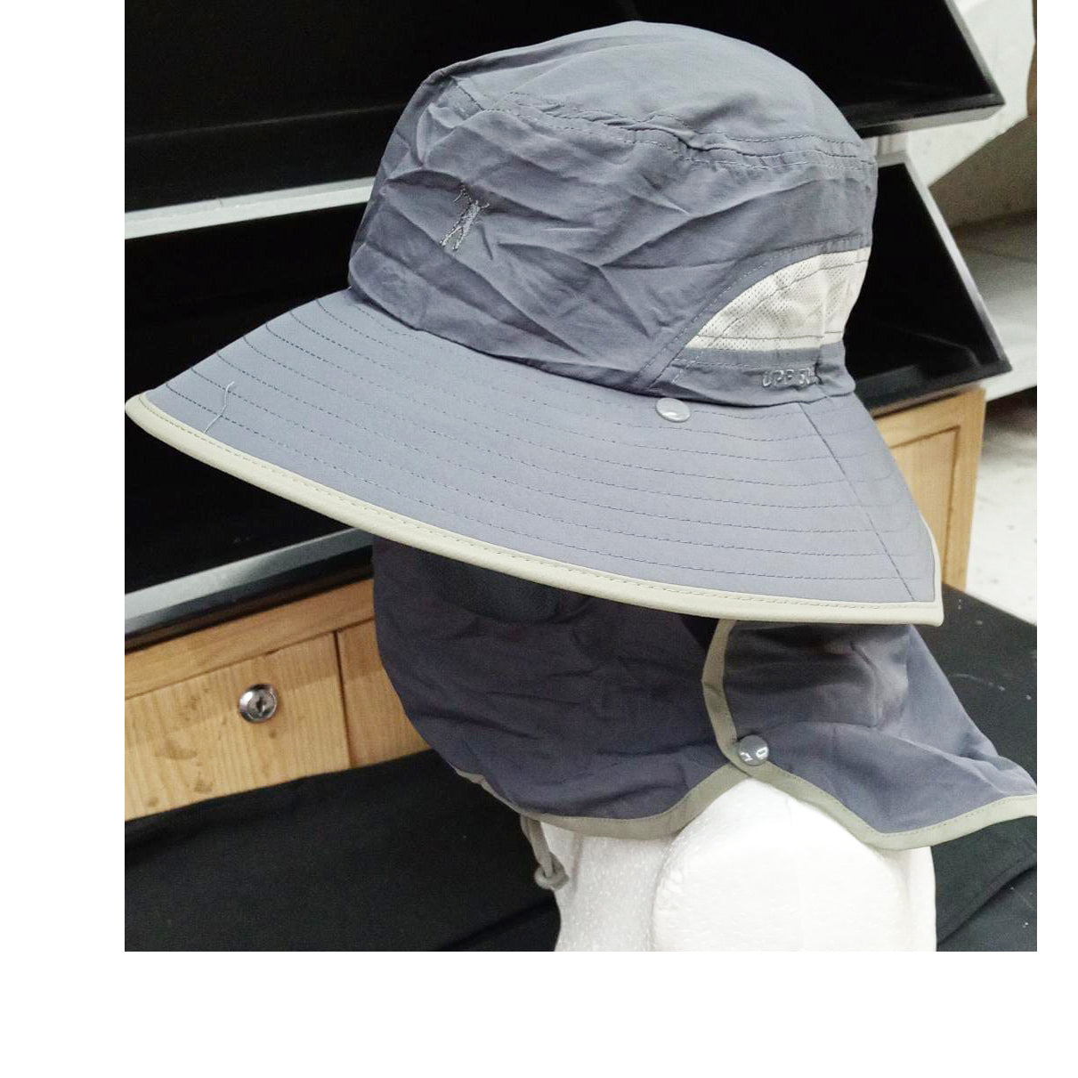 Sombrero con proteccion y boton S-R18